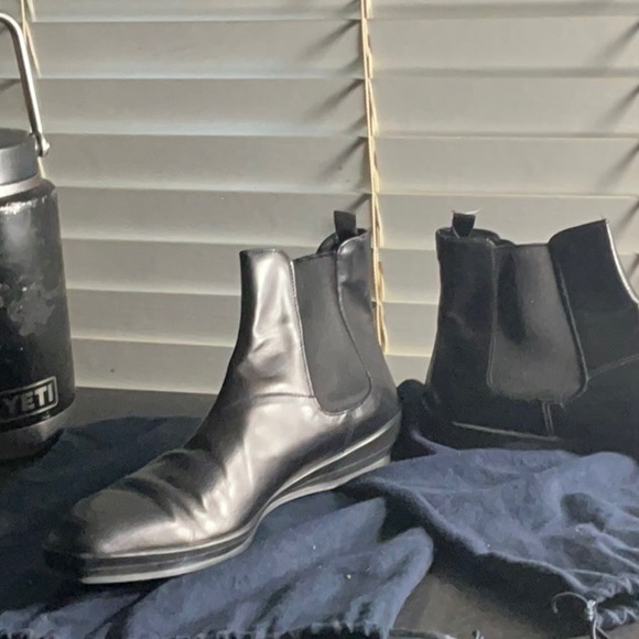 Prada - Picture 2 of 7